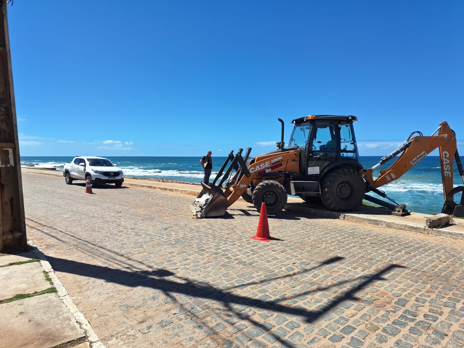 Limpeza na praia de Jauá com equipamentos e trabalhadores